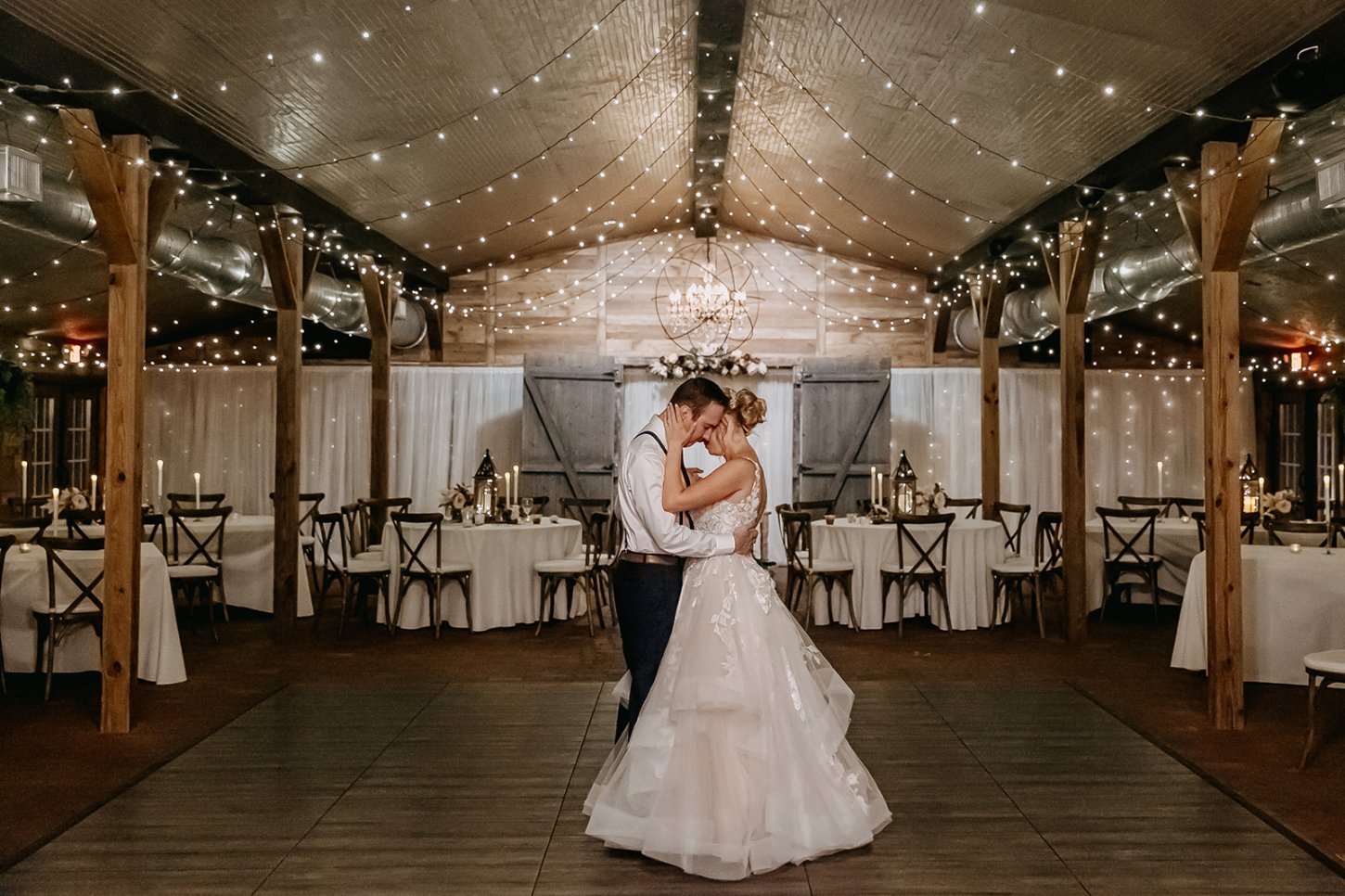 Last dance moment between the bride and groom